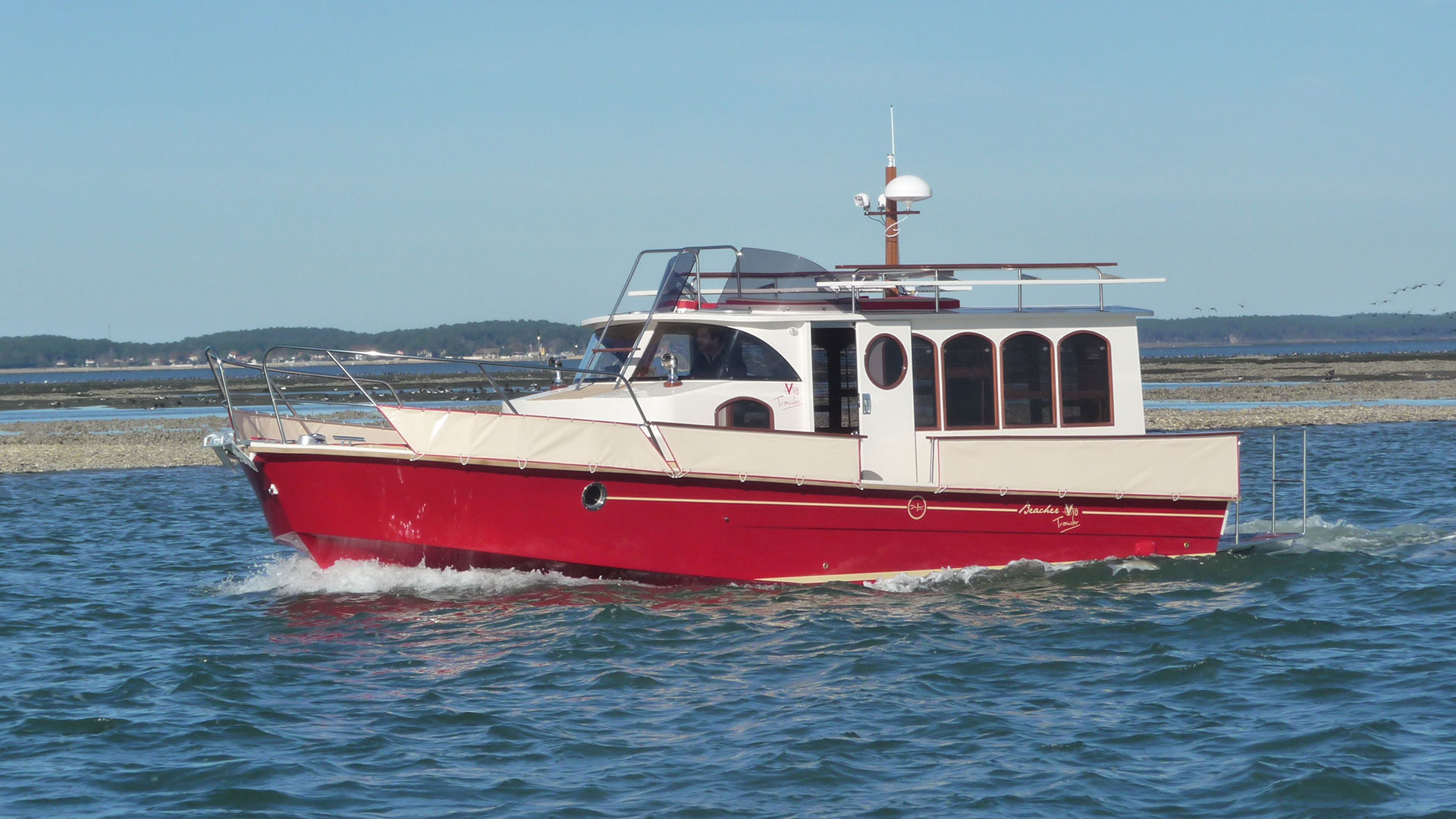 beacher nautique rouge construction bateau sur mesure